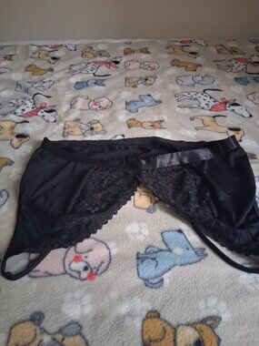 womans black lace bra